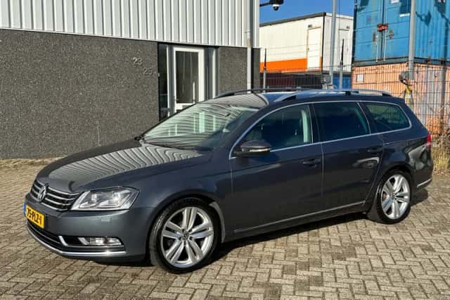 Volkswagen Passat (2011) thumbnail 1