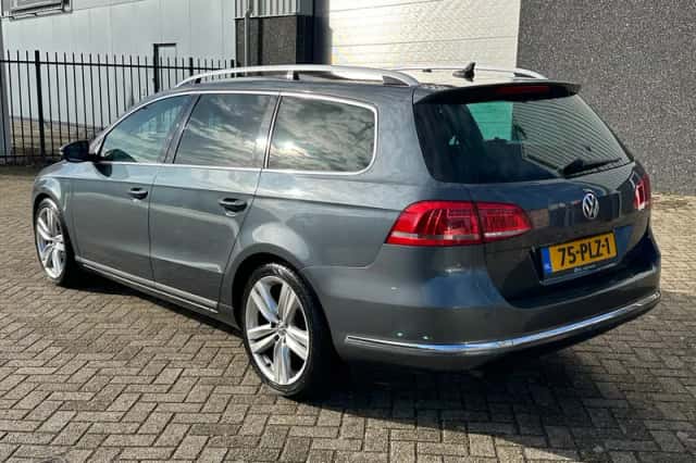 Volkswagen Passat (2011) thumbnail 2