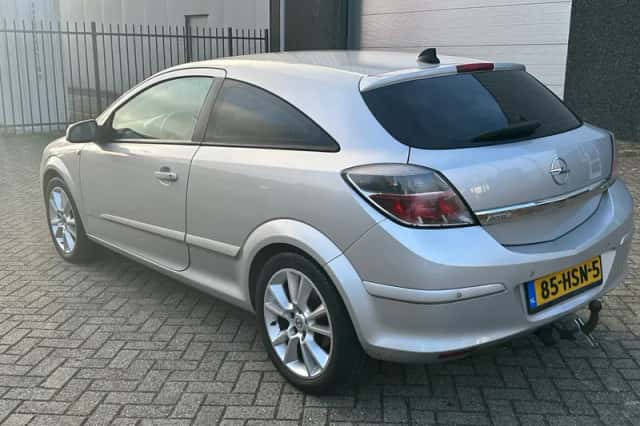 Opel Astra GTC (2009) thumbnail 2