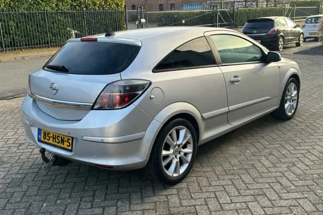 Opel Astra GTC (2009) thumbnail 3