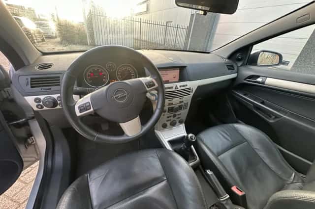 Opel Astra GTC (2009) thumbnail 6