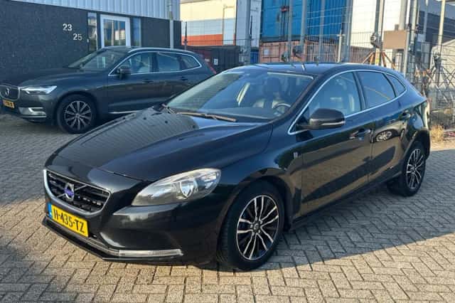 Volvo V40 (2016) thumbnail 1