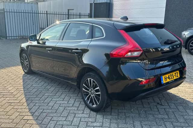Volvo V40 (2016) thumbnail 2