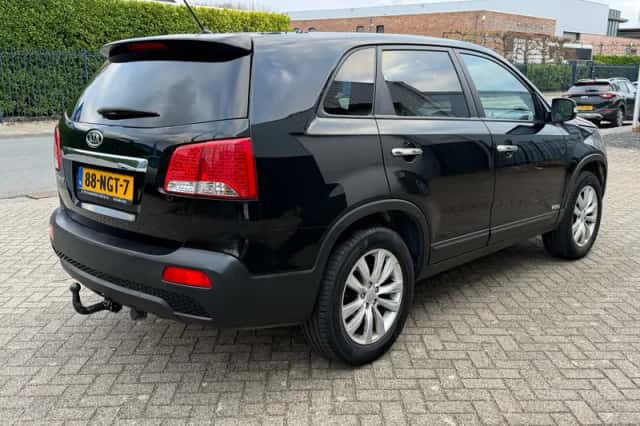 Kia Sorento (2010) thumbnail 3