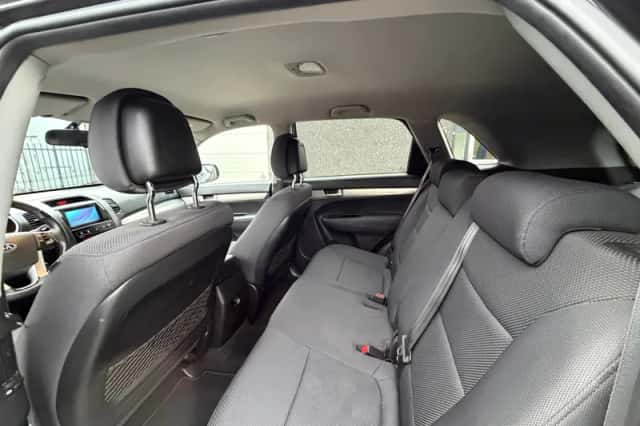 Kia Sorento (2010) thumbnail 6