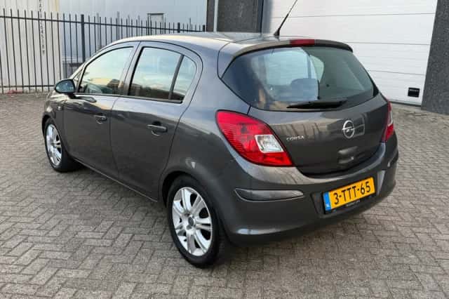 Opel Corsa (2011) thumbnail 2
