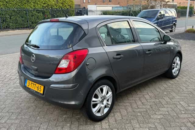 Opel Corsa (2011) thumbnail 3