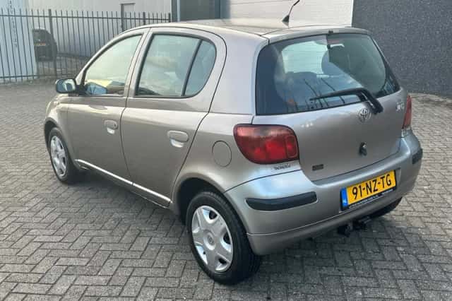 Toyota Yaris (2004) thumbnail 2