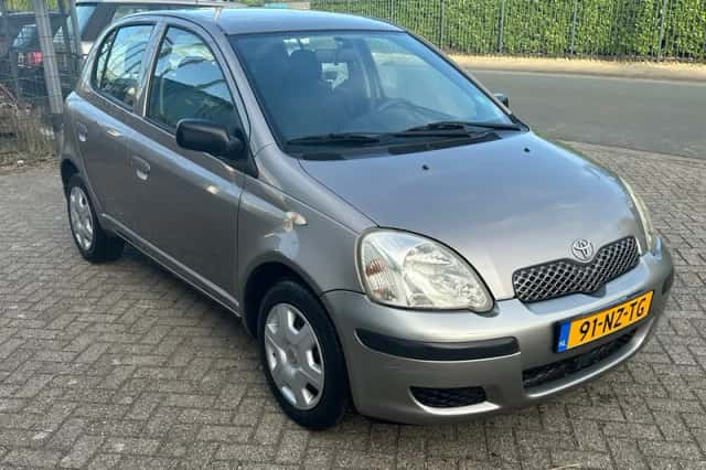 Toyota Yaris (2004) thumbnail 4
