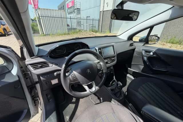 Peugeot 208 (2015) thumbnail 6