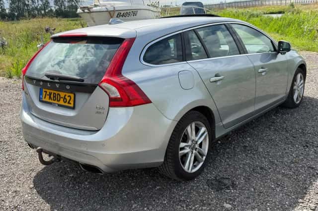 Volvo V60 (2013) thumbnail 3