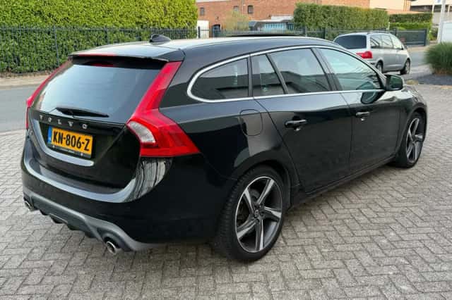 Volvo V60 (2016) thumbnail 3