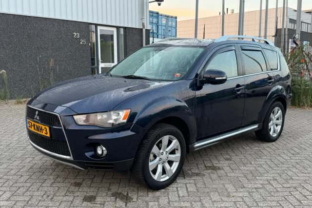 Mitsubishi Outlander (2010) thumbnail 1