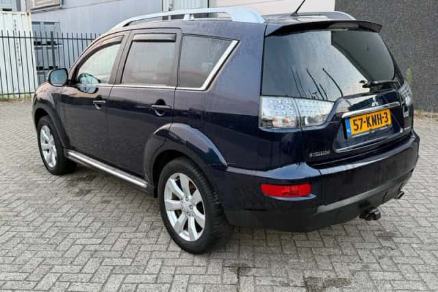 Mitsubishi Outlander (2010) thumbnail 2