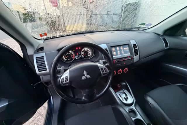 Mitsubishi Outlander (2010) thumbnail 6