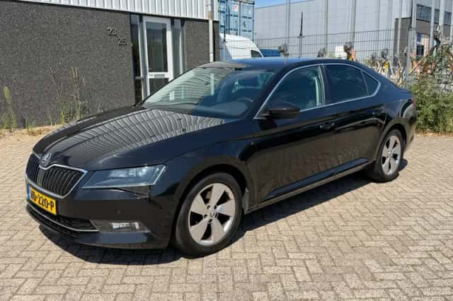 Škoda Superb (2017) thumbnail 1