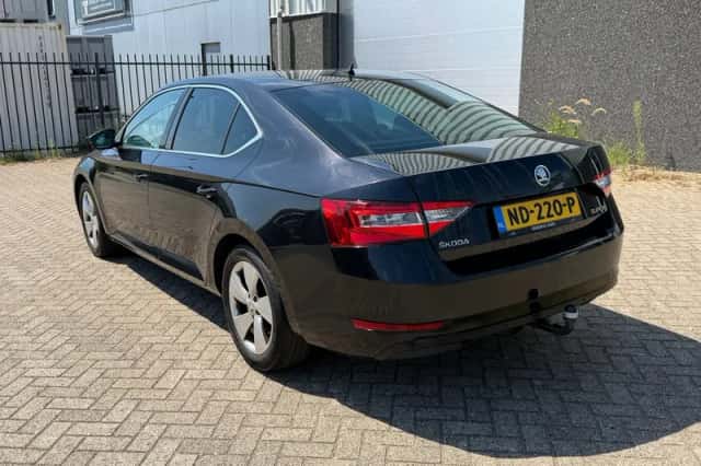 Škoda Superb (2017) thumbnail 2