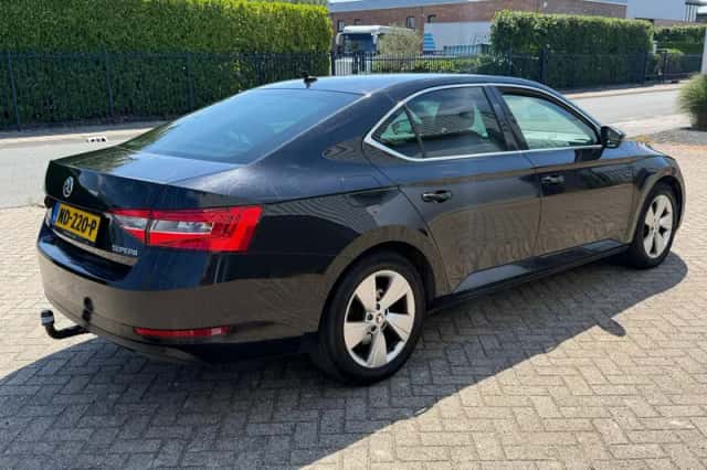 Škoda Superb (2017) thumbnail 3