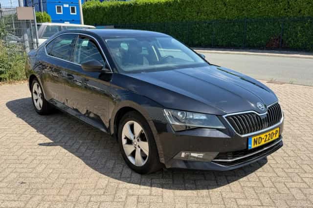 Škoda Superb (2017) thumbnail 4