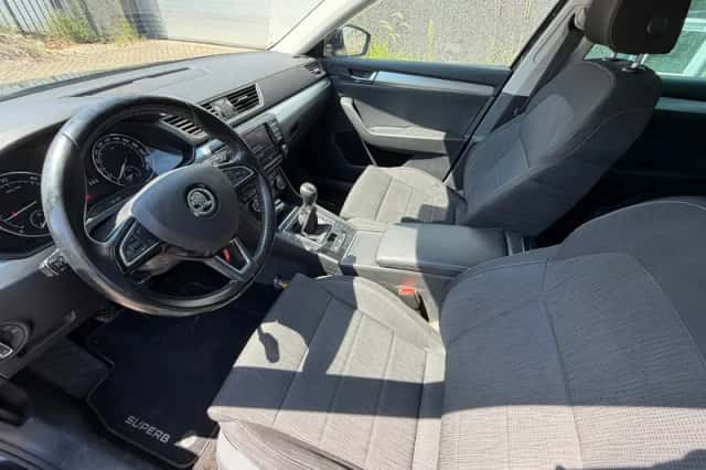 Škoda Superb (2017) thumbnail 5