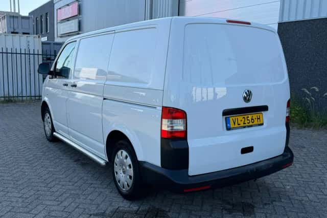 Volkswagen Transporter (2015) thumbnail 2