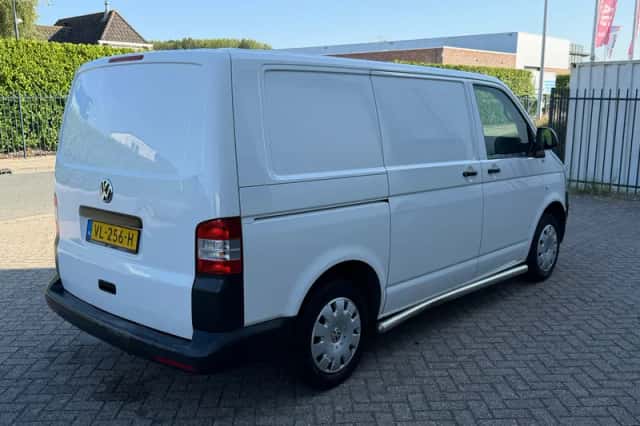 Volkswagen Transporter (2015) thumbnail 3