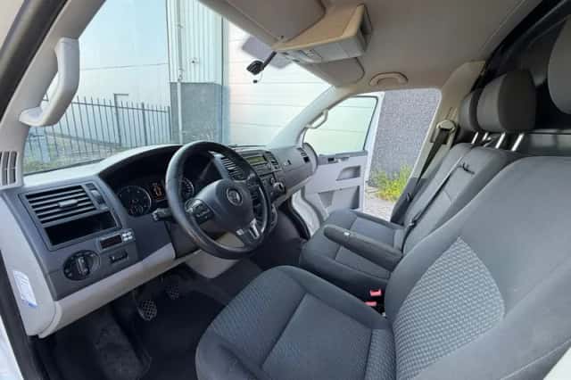 Volkswagen Transporter (2015) thumbnail 6