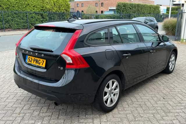 Volvo V60 (2011) thumbnail 3