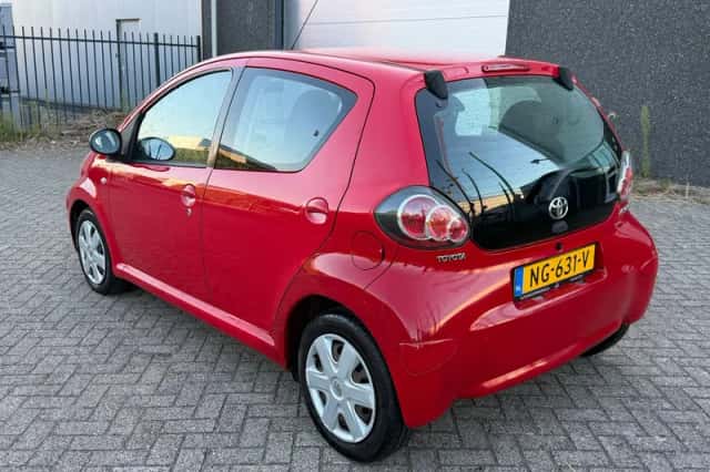 Toyota Aygo (2009) thumbnail 2