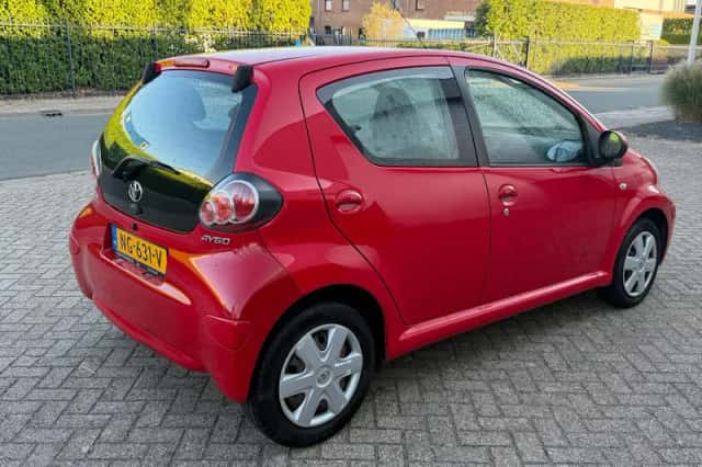 Toyota Aygo (2009) thumbnail 3