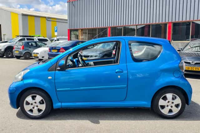 Toyota Aygo (2010) thumbnail 2