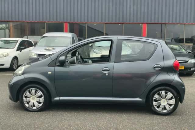Toyota Aygo (2008) thumbnail 2