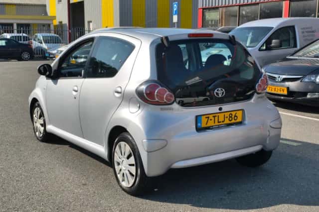 Toyota Aygo (2011) thumbnail 3