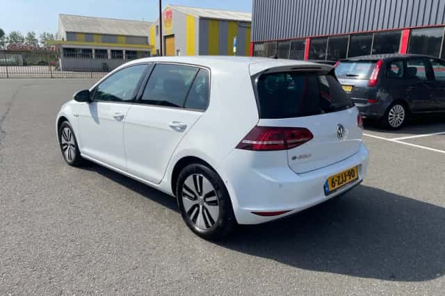 Volkswagen E-Golf (2015) thumbnail 3
