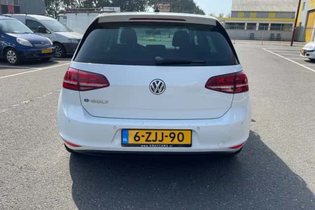 Volkswagen E-Golf (2015) thumbnail 4