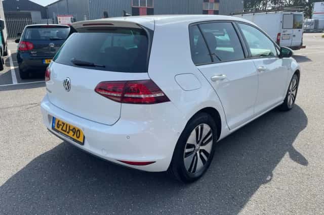 Volkswagen E-Golf (2015) thumbnail 5