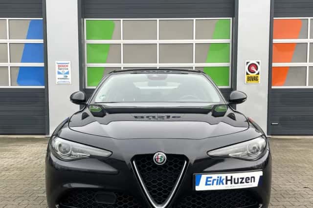 Alfa Romeo Giulia (2016) thumbnail 1