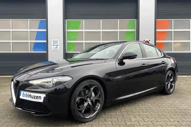 Alfa Romeo Giulia (2016) thumbnail 3