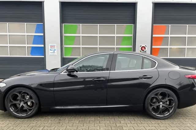 Alfa Romeo Giulia (2016) thumbnail 4