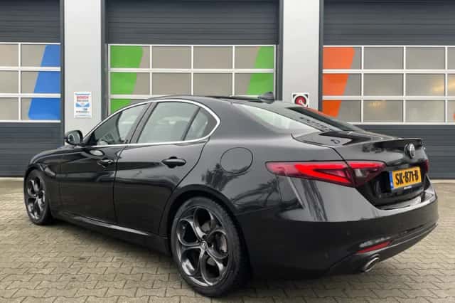 Alfa Romeo Giulia (2016) thumbnail 5