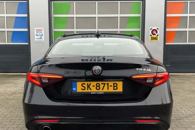 Alfa Romeo Giulia (2016) thumbnail 6