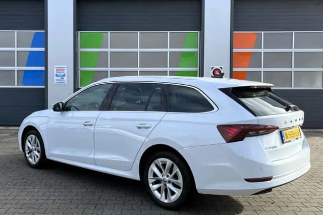 Škoda Octavia (2022) thumbnail 3