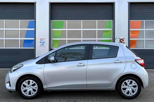 Toyota Yaris (2018) thumbnail 3