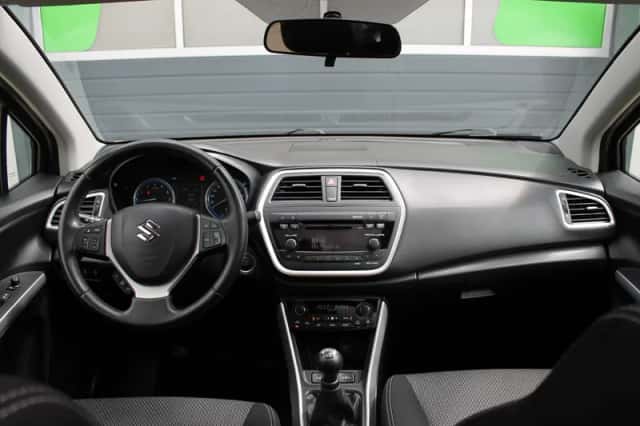 Suzuki SX4 (2014) thumbnail 2