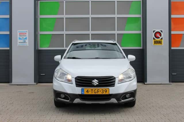 Suzuki SX4 (2014) thumbnail 3