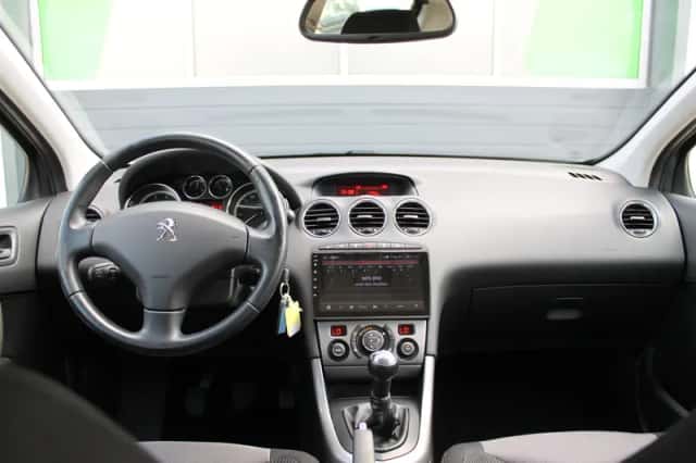 Peugeot 308 (2012) thumbnail 2