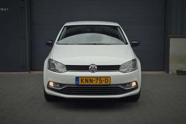Volkswagen Polo (2015) thumbnail 2