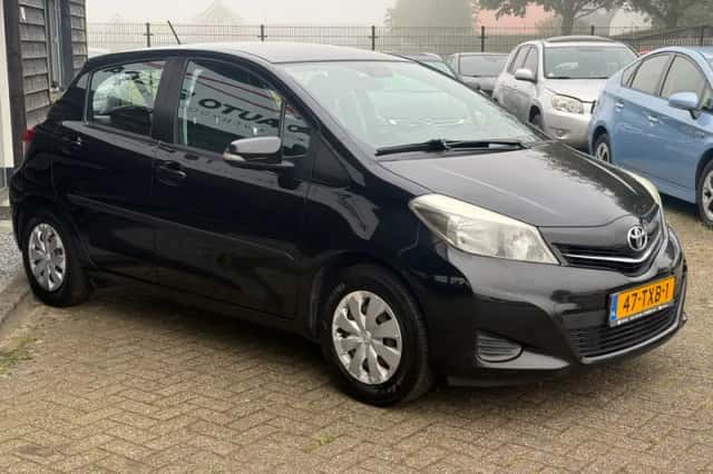 Toyota Yaris (2012) thumbnail 4
