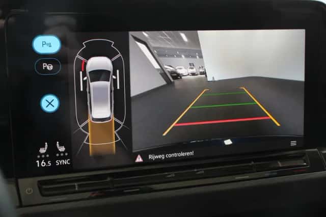 Volkswagen Golf (2021) thumbnail 3