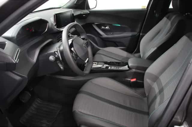 Peugeot 2008 (2023) thumbnail 2